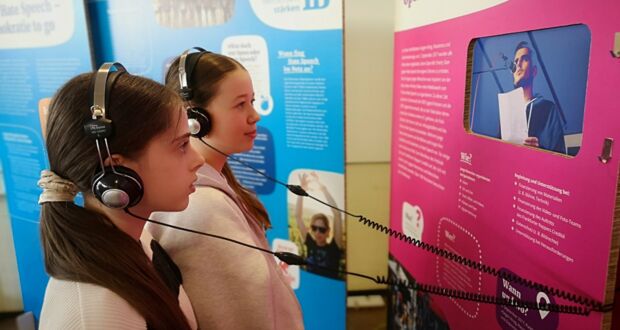 Ausstellung „Stop Hate Speech – Demokratie to go“  an der Freiherr-vom-Stein-Schule
