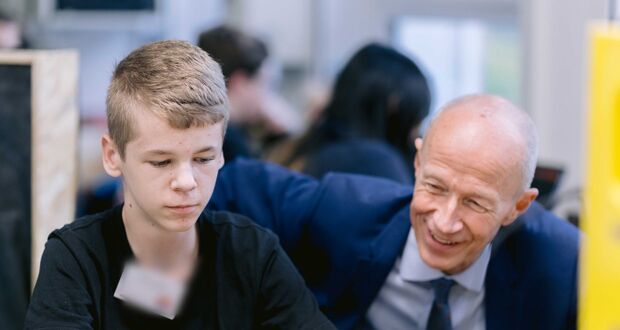 Startschuss für School2Sky: Bildungsminister Schwarz besucht das oLaF