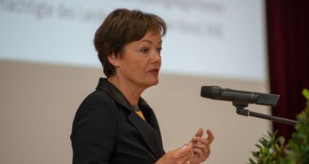Steinschüler diskutieren mit Staatsministerin Puttrich: