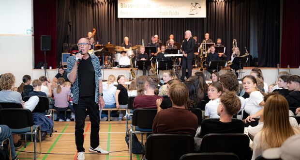 Bigband-Sound zum Schuljahresstart: Die hr-Bigband eröffnet ihre Schultour in unserer Aula