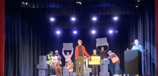 „Finden Sie das etwas gerecht?“ – DSP-Kurs Klasse 11 nimmt an Fuldaer Schultheatertagen teil