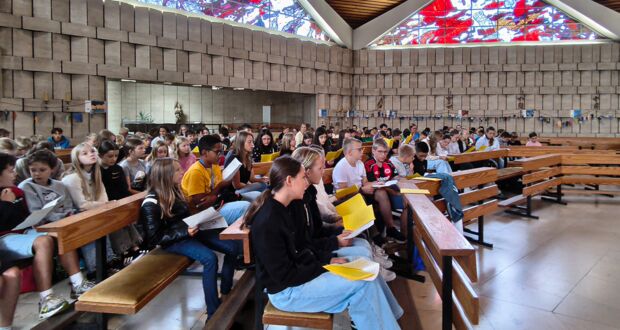 „Ein Netz, das uns als Schulgemeinschaft trägt“ - motivierender Gottesdienst zum Schuljahresanfang