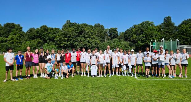 U 14 Leichtathletik Mixed-Mannschaft auf dem Treppchen 3. Platz beim Landesfinale